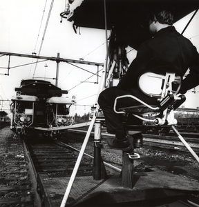 168743 Afbeelding van de stopmachine Plassermatic 275 van de N.S. tijdens onderhoudswerkzaamheden op een emplacement.